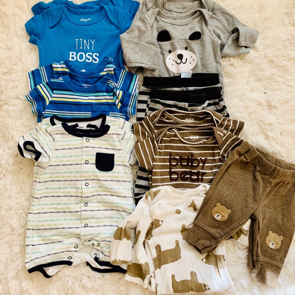 💥LOT💥12 Twin matching onesies 0-3mth with extras